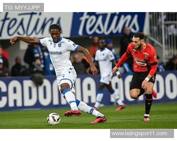 基多主帅坦言帕尔梅拉斯球场如同学校操场球队在对抗中遭遇全面压制